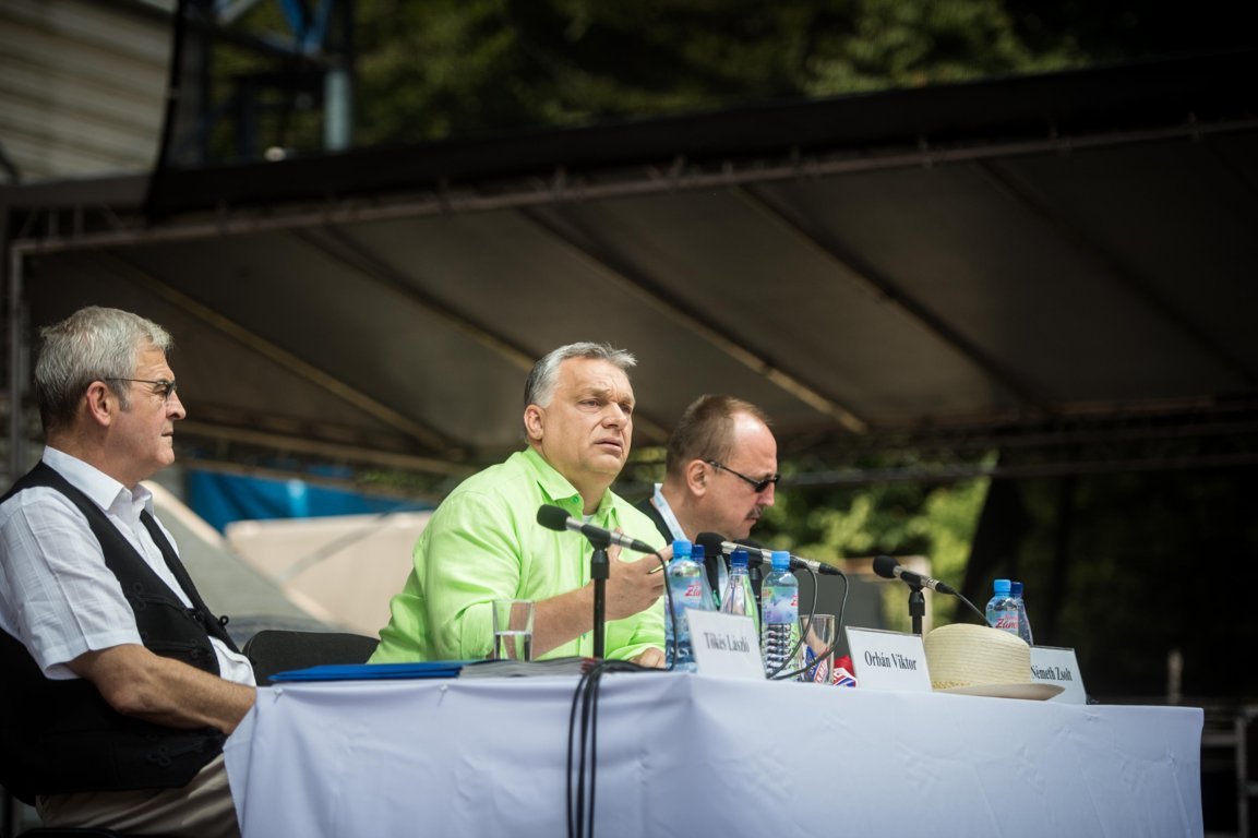 Orbán hazudott egy bődületeset Tusnádon a Soros-tervről
