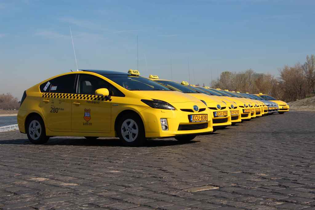 8,6-szor kerüli meg taxival a Földet az Orbán-kormány havonta
