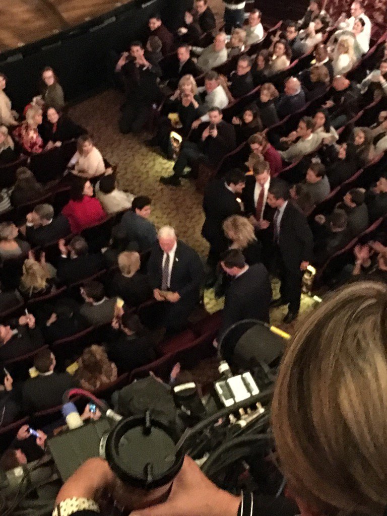 Trump alelnöke színházba ment, és nem járt jól vele