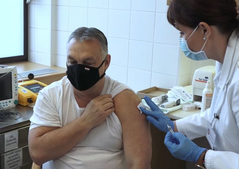 Hazugsággal győzködi a kormány az embereket, hogy oltassanak a kínai vakcinával