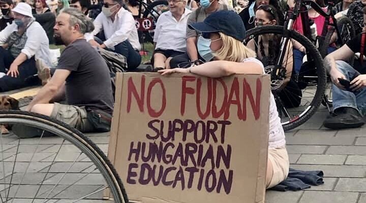 A fiatalok támogatása helyett drága ajándékot ígér Magyarország a kínai államnak