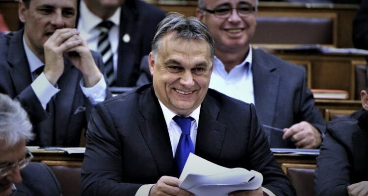 Ehhez pofa kellett: Orbán kétmilliót emelt saját fizetésén