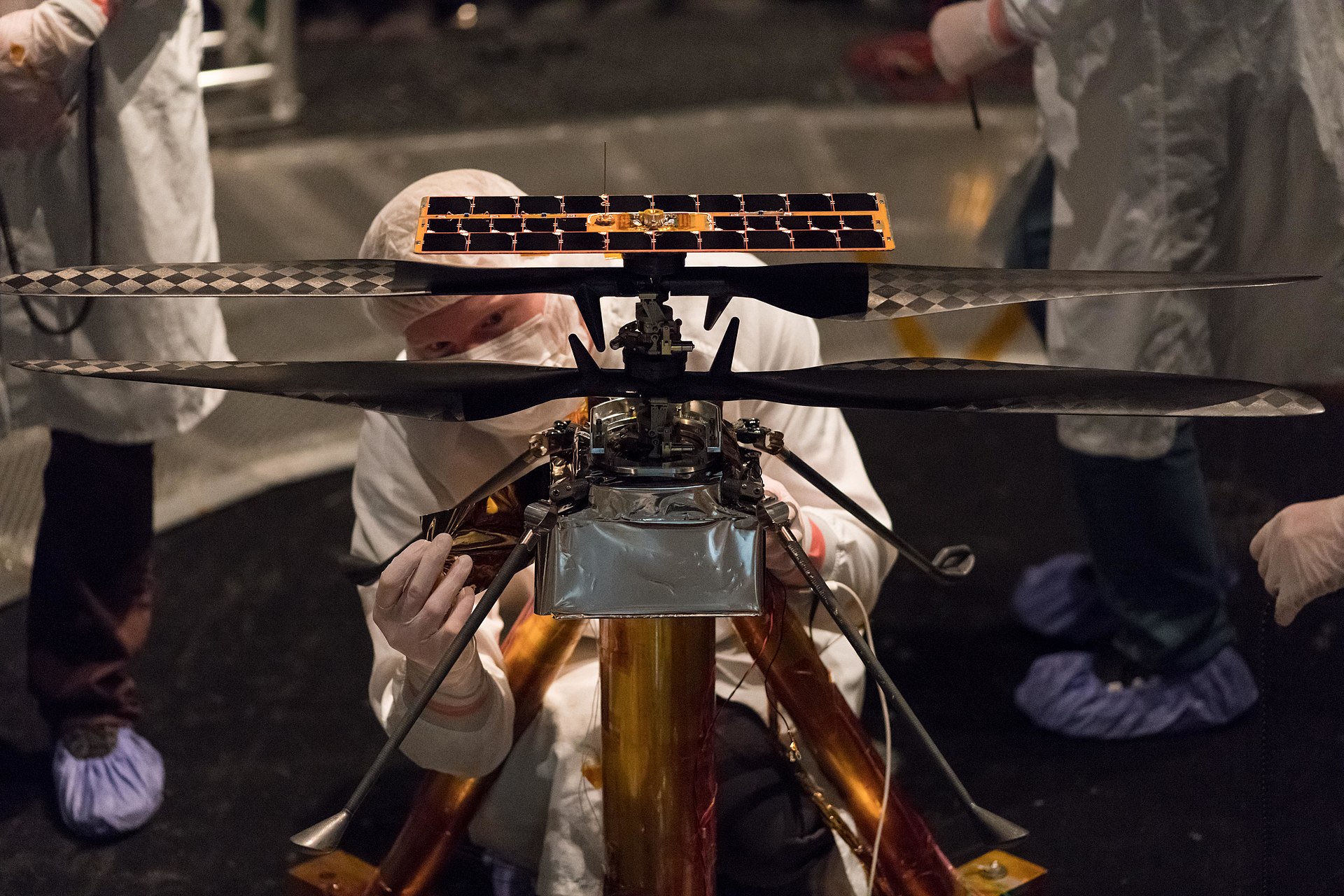 1920px-pia23153-buildingmars2020rover-attachinghelicopter-20190828.jpg