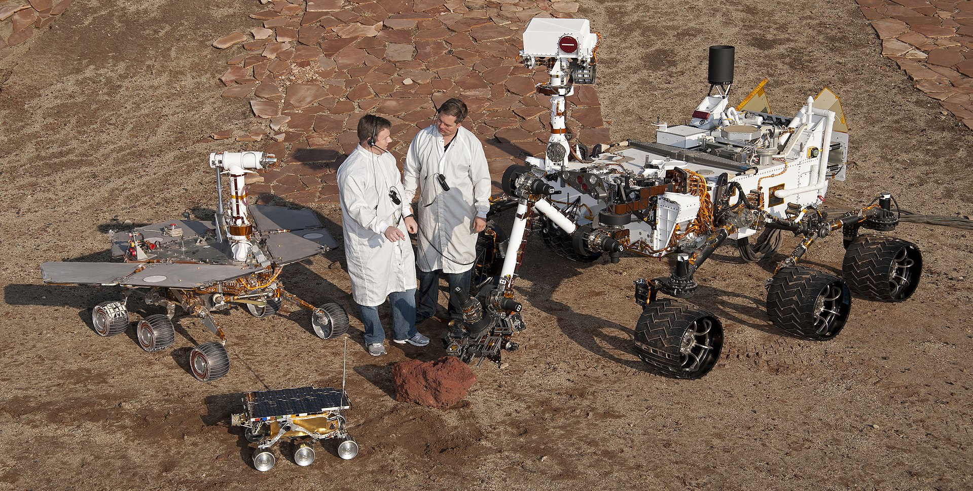 1920px-pia15279_3rovers-stand_d2011_1215_d521.jpg