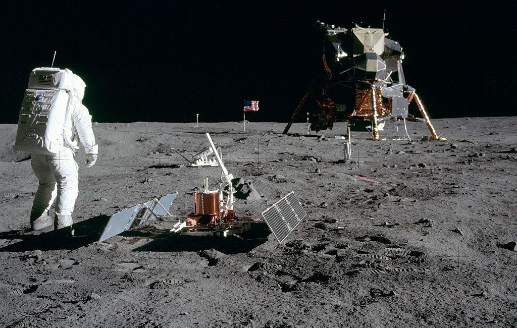 1024px-aldrin_looks_back_at_tranquility_base_gpn-2000-001102.jpg