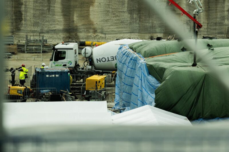 Az első beton Paks II.-nél – szimbolikus mérföldkő, változatlan kockázatok