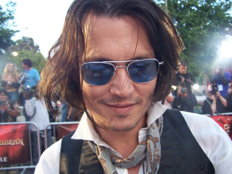 Ezért hord kék szemüveget Johnny Depp