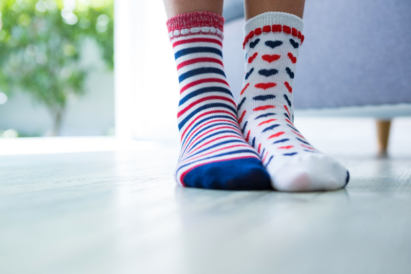Most páratlan zoknikkal is segítheted a szegedi covid-ellátást!