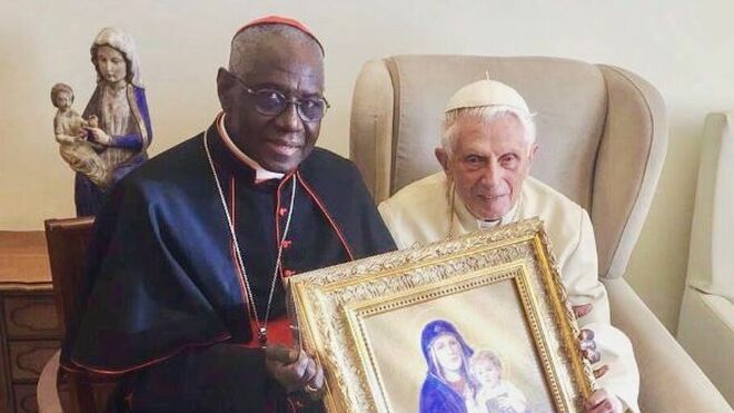 Háború a Vatikánban: Sarah bíboros nyílt támadása Ferenc pápa reformjai ellen