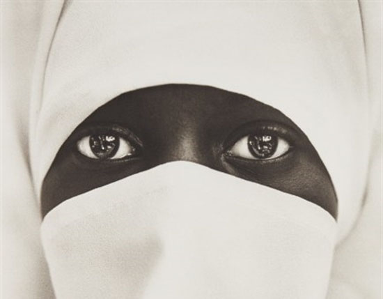 1chester-higgins-jr-muslim-woman-new-york-photographs-zoom_550_697_copy.jpg