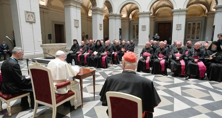 Ferenc pápa: Nézzünk szembe az egyházon belüli szexuális visszaélésekkel Közép-Európában is