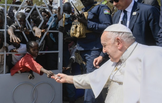 Egy dél-szudáni gyermek cselekedete meghatotta Ferenc pápát
