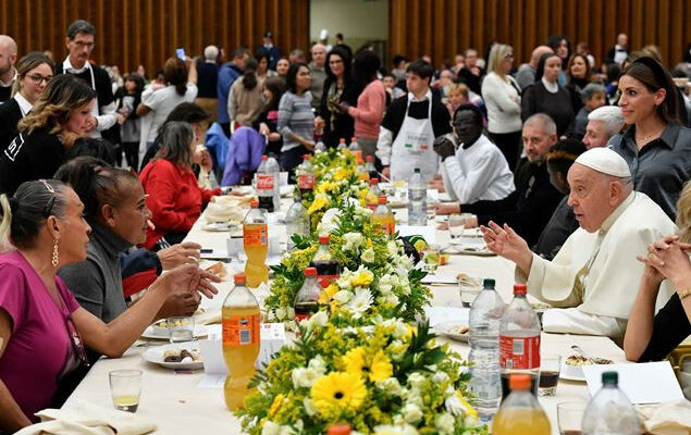 Ferenc pápa szegényeket látott vendégül
