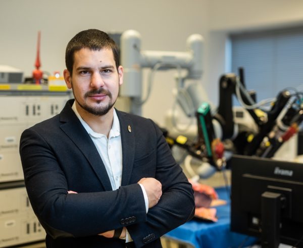 Mi a közös egy sebészeti robotban és az önvezető autókban? – Interjú