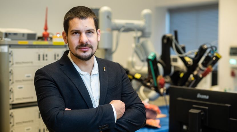 Mi a közös egy sebészeti robotban és az önvezető autókban? – Interjú