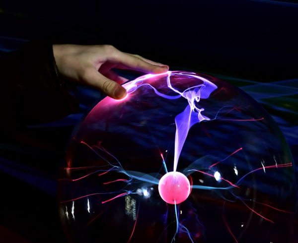Tesla-gömbbel gyertyát gyújtani? Lehetséges!