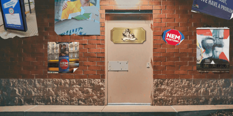 Újabb tulajdonosváltás a plakátpiacon: egymásnak adják a kilincset és a közpénzt  