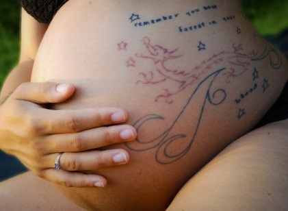 Ez történik a tetoválással terhesség alatt – fotók