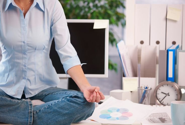 7 jógapóz a munkahelyi stressz leküzdésére